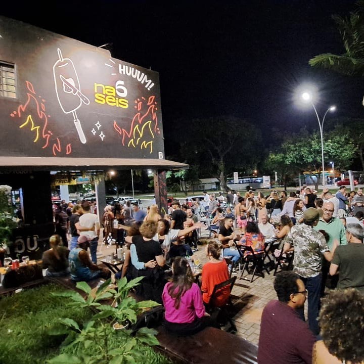 Grupo de samba Fundo de Quintal se apresenta no Laguna Gastrobar